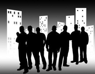 Silhouetten von Gruppen von Menschen vor städtischen Gebäuden